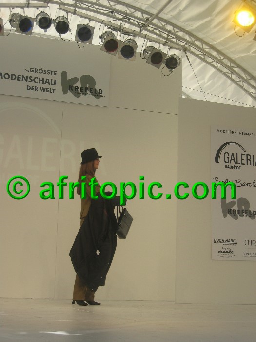 ../Images/Krefeld-Strssenmodenschau-2005 196.jpg